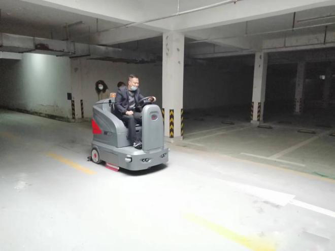 昌吉小区物业保洁不用人力改用驾驶式洗地机了